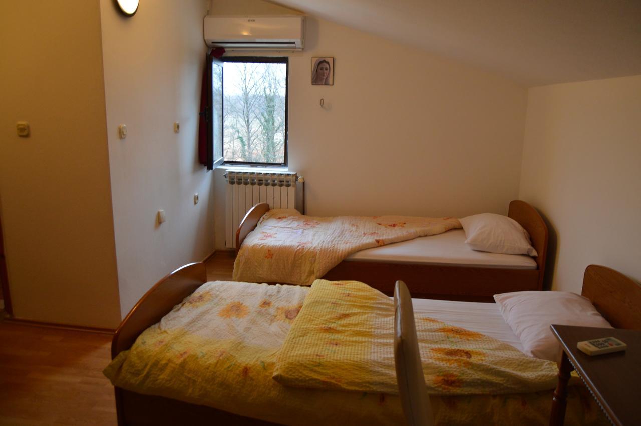 Međugorje パンシオン モダナ Bed & Breakfast エクステリア 写真